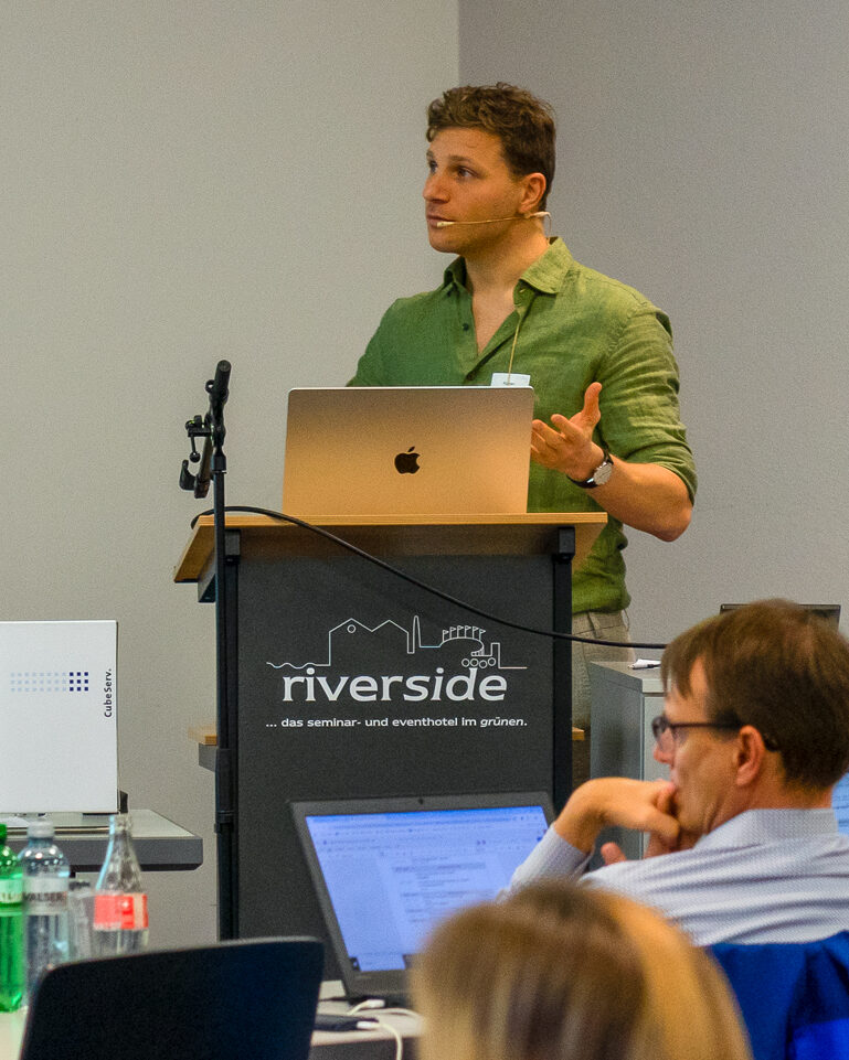 Roman Unterstöger speaking at an event